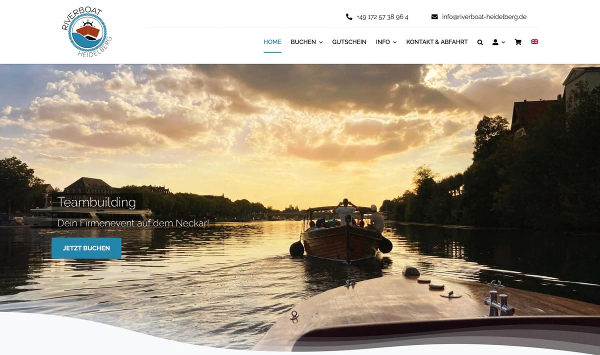 Website von Riverboat Heidelberg mit Bootsfahrt auf dem Neckar bei Sonnenuntergang